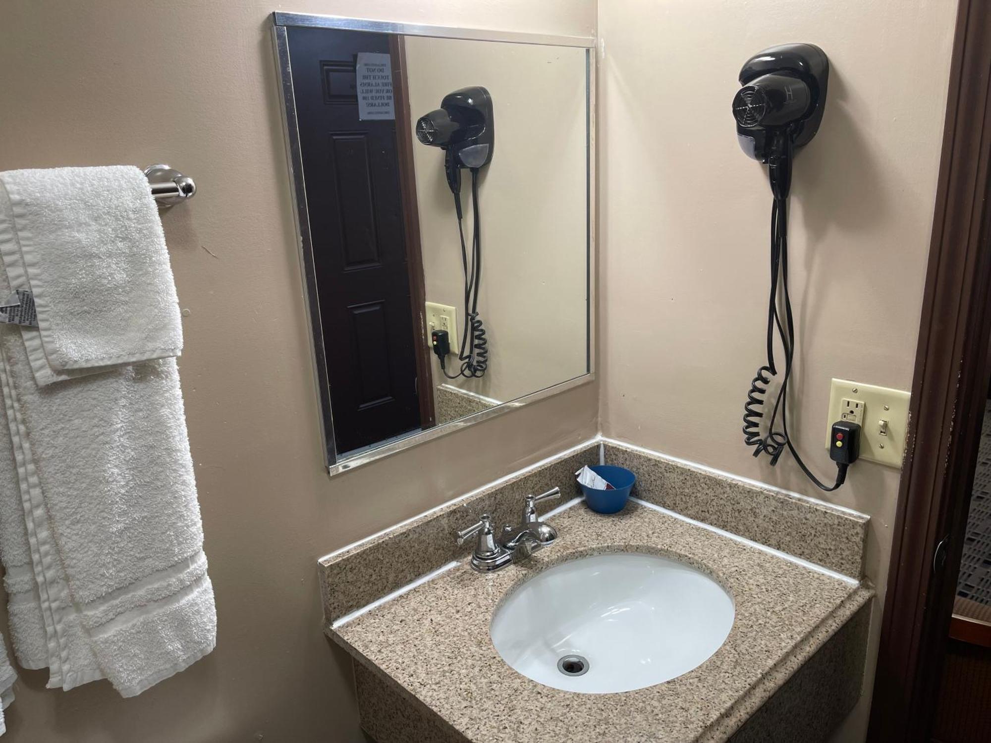 أشتابولا Economy Inn & Suites المظهر الخارجي الصورة