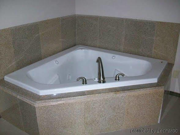 أشتابولا Economy Inn & Suites الغرفة الصورة